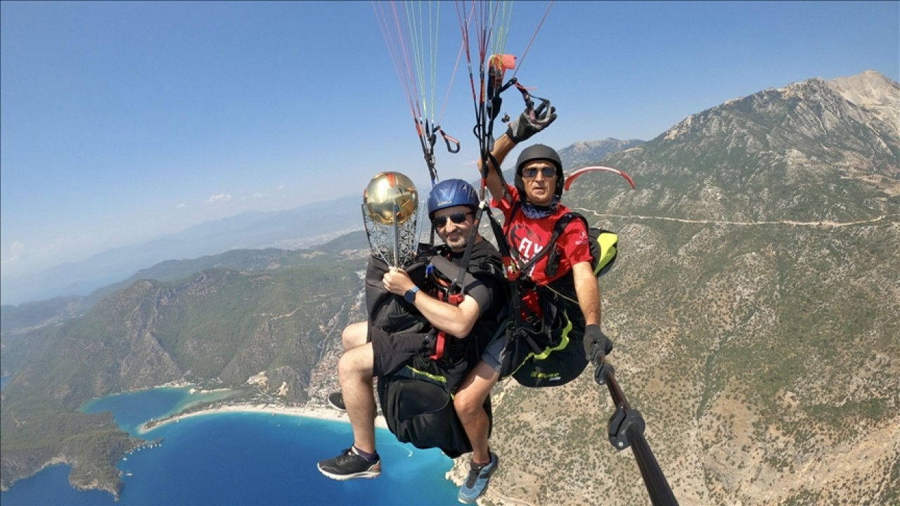 Galatasaray'ın şampiyonluk kupası yamaç paraşütüyle uçuruldu