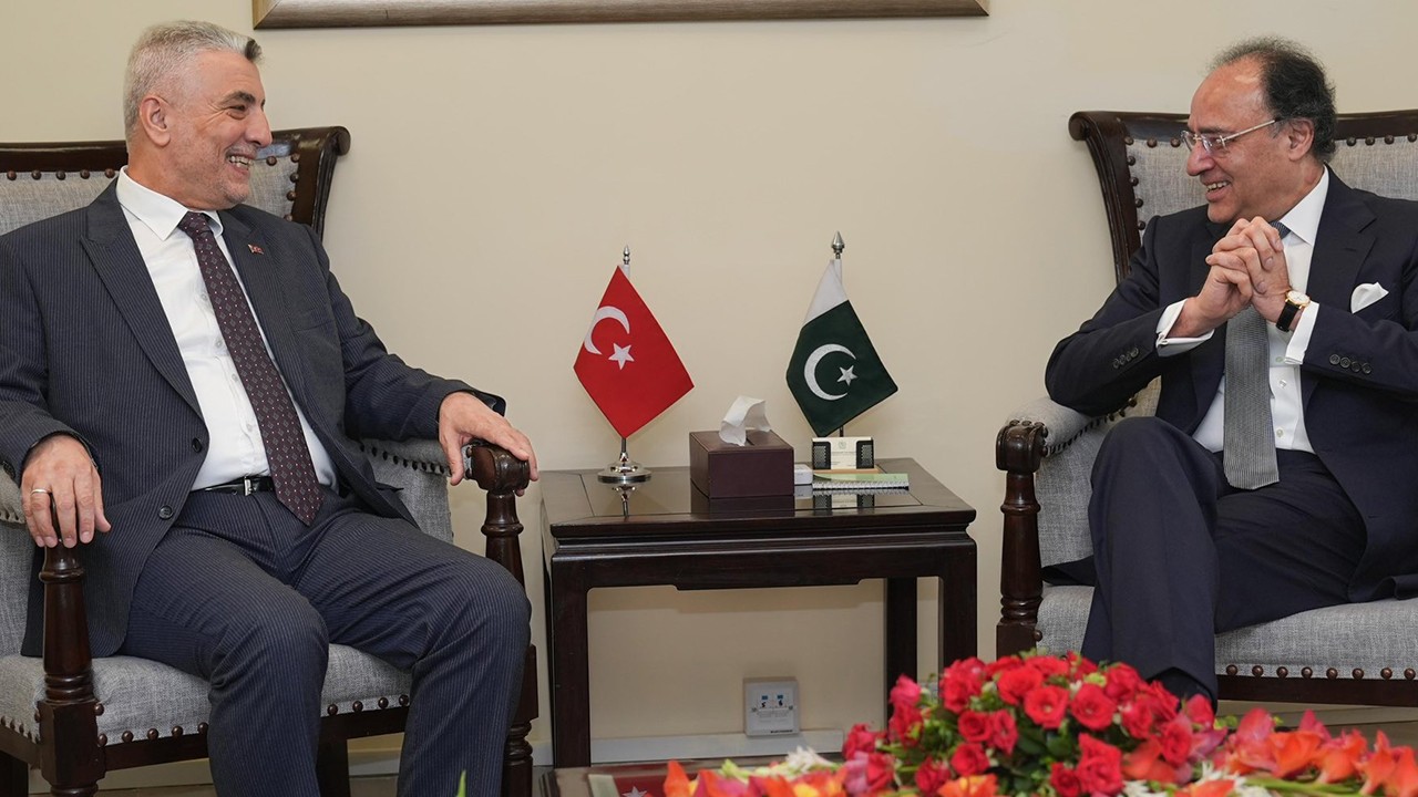Bakan Bolat, Pakistan Maliye Bakanı Aurangzeb ile bir araya geldi