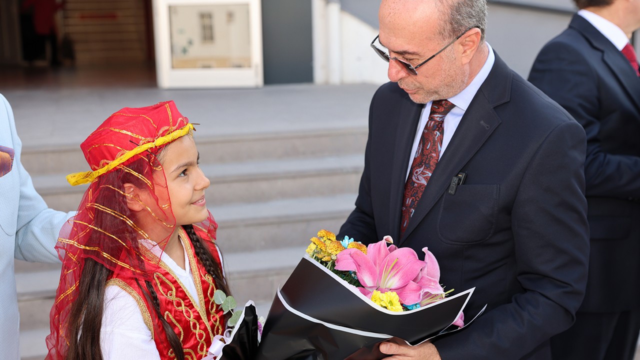 Başkan Pekyatırmacı'dan yeni eğitim yılının ilk gününde öğrencilere ziyaret