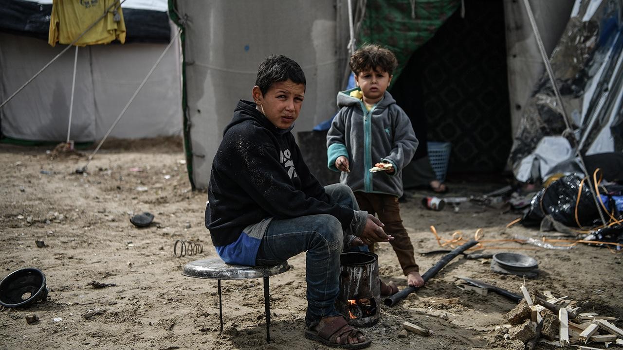 Gazze'de binlerce çocuk, yaşlı ve hasta soğuktan ölüm tehlikesiyle karşı karşıya