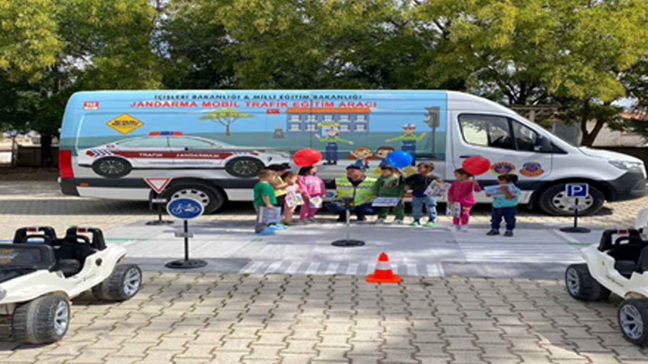 Konya'da jandarma ekiplerinden trafik eğitimi