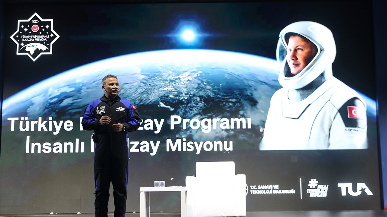 Astronot Alper Gezeravcı TEKNOFEST Adana'da öğrencilerle buluştu