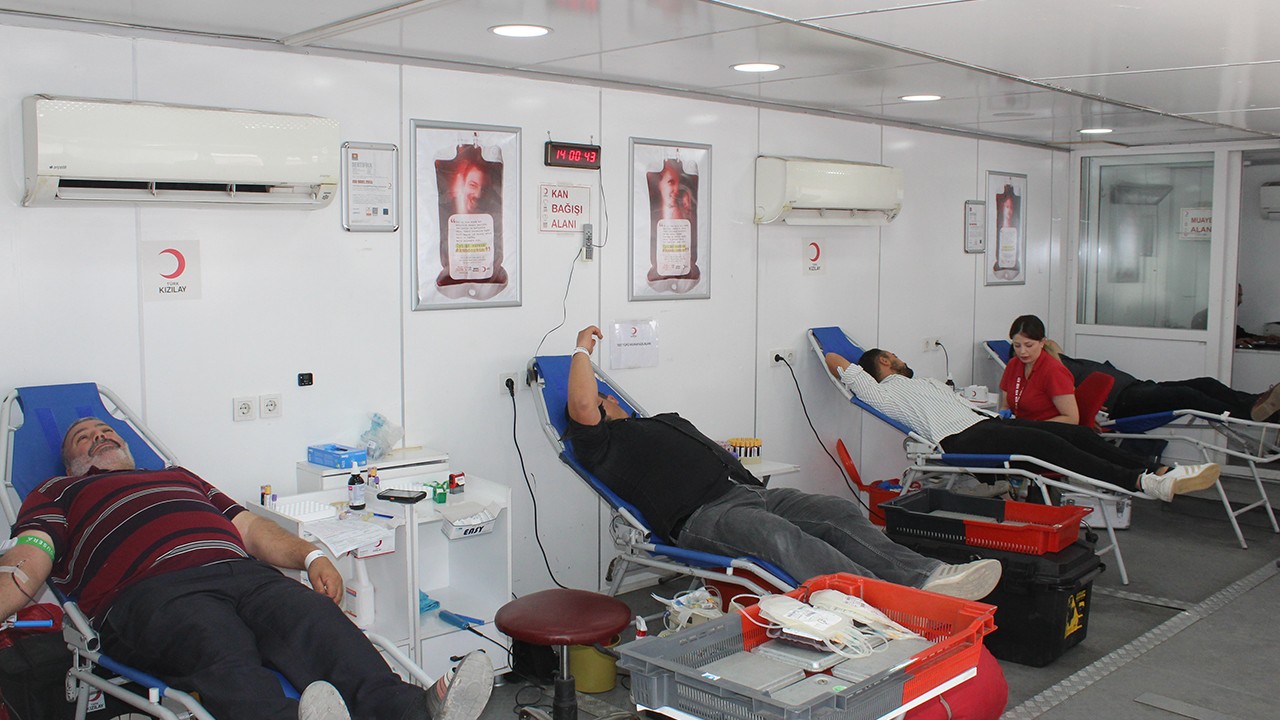 Yunak'ta Kızılay'ın kan bağışı kampanyası sürüyor