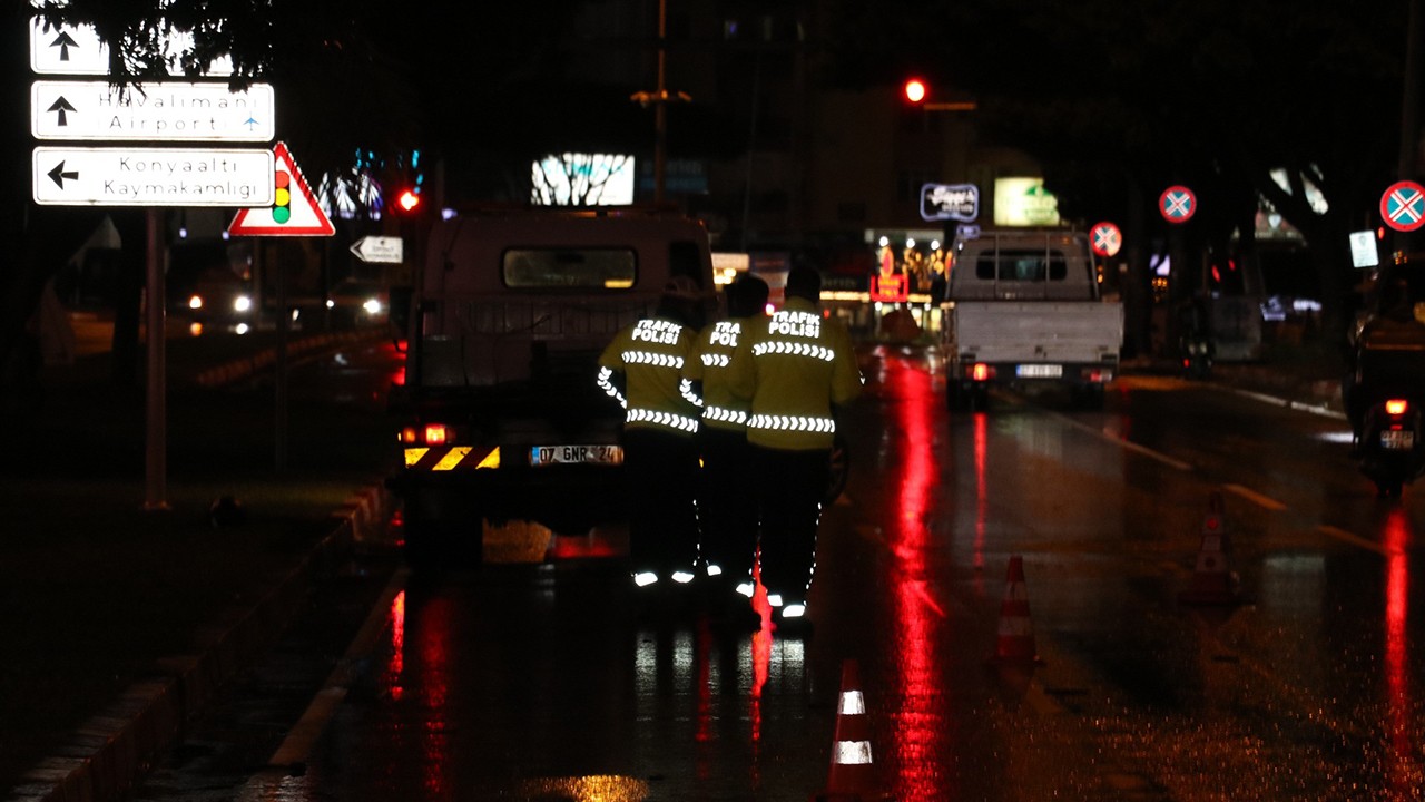 Otomobilin çarpıp kaçtığı motosikletli ağır yaralandı, sürücü 3 saat sonra teslim oldu