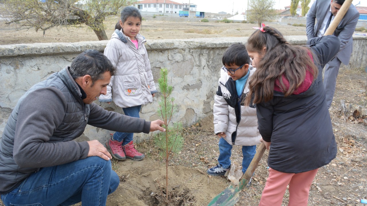 Kulu'da "Geleceğe Nefes, İnsanlığa Nefes" için fidanlar toprakla buluşturuldu