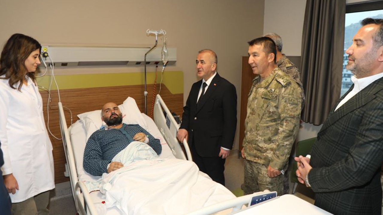 Şüphelilerin bulunduğu adrese giden polis, silahlı saldırıda yaralandı