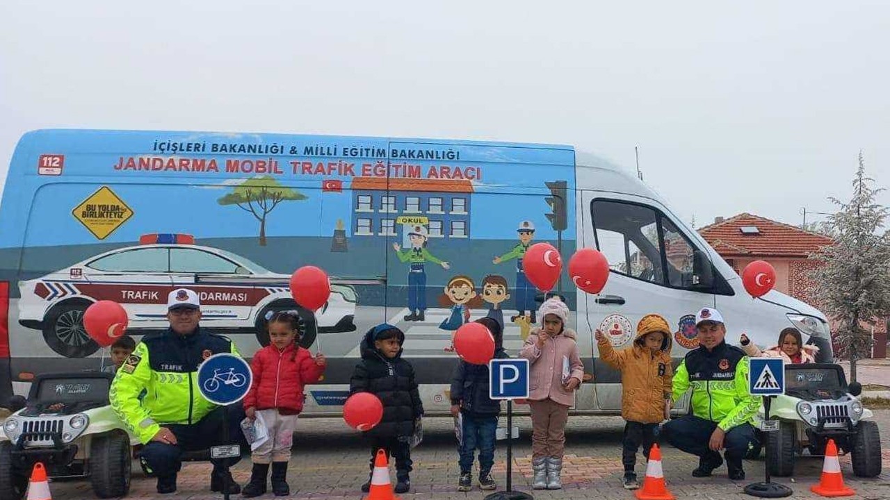 Konya'da jandarma ekiplerinden trafik eğitimi