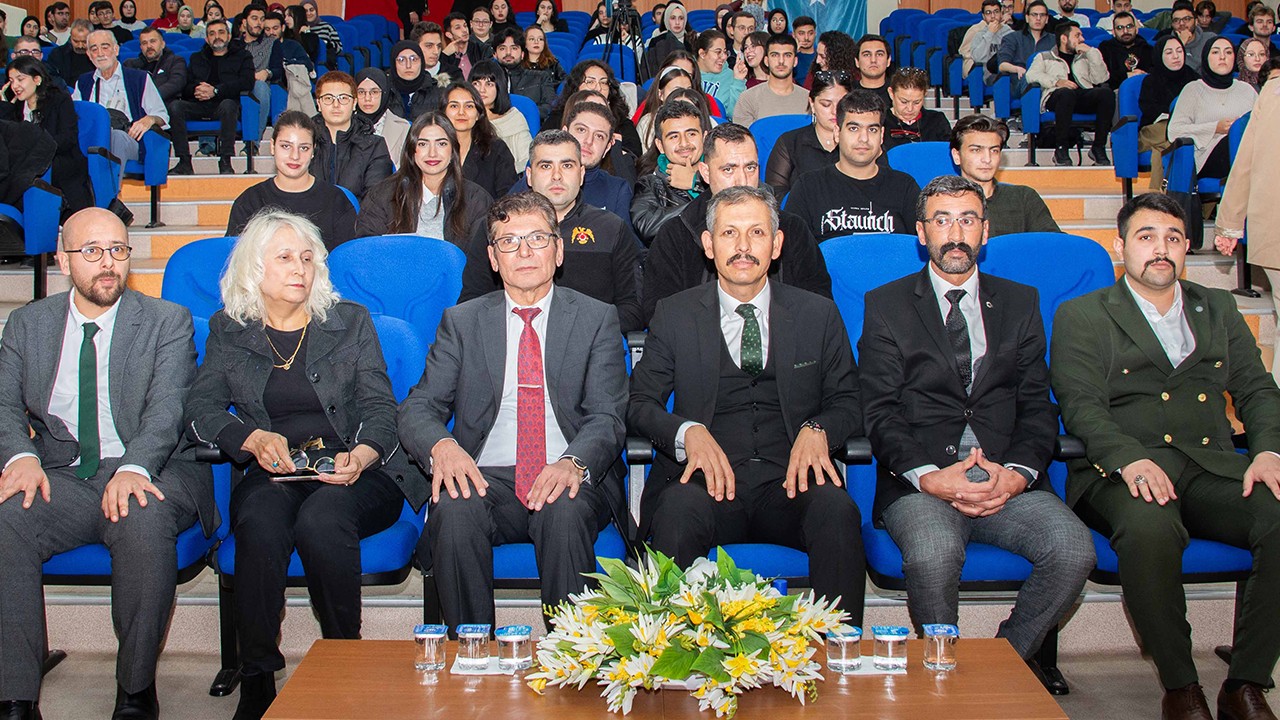 Konya Adalet Komisyonu Başkanı Hasan Ay, Kariyer Günleri’nde öğrencilerle tecrübelerini paylaştı