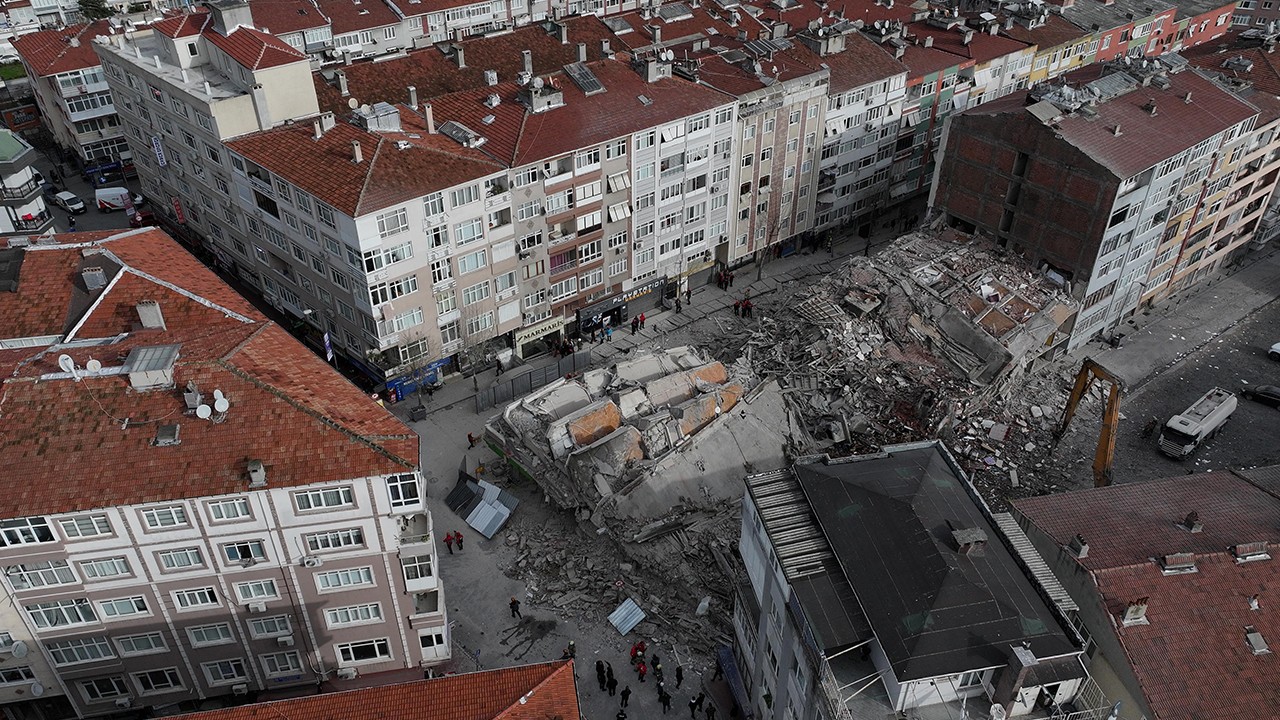 Boşaltılan 6 katlı bina yıkım sırasında çöktü