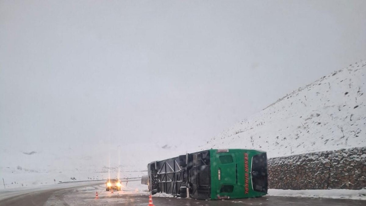 Yolcu otobüsü devrildi: 2 kişi öldü, 16 kişi yaralandı