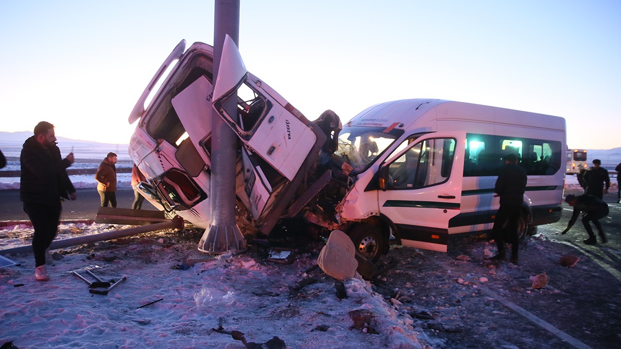 İki minibüs çarpıştı: Çok sayıda yaralı var