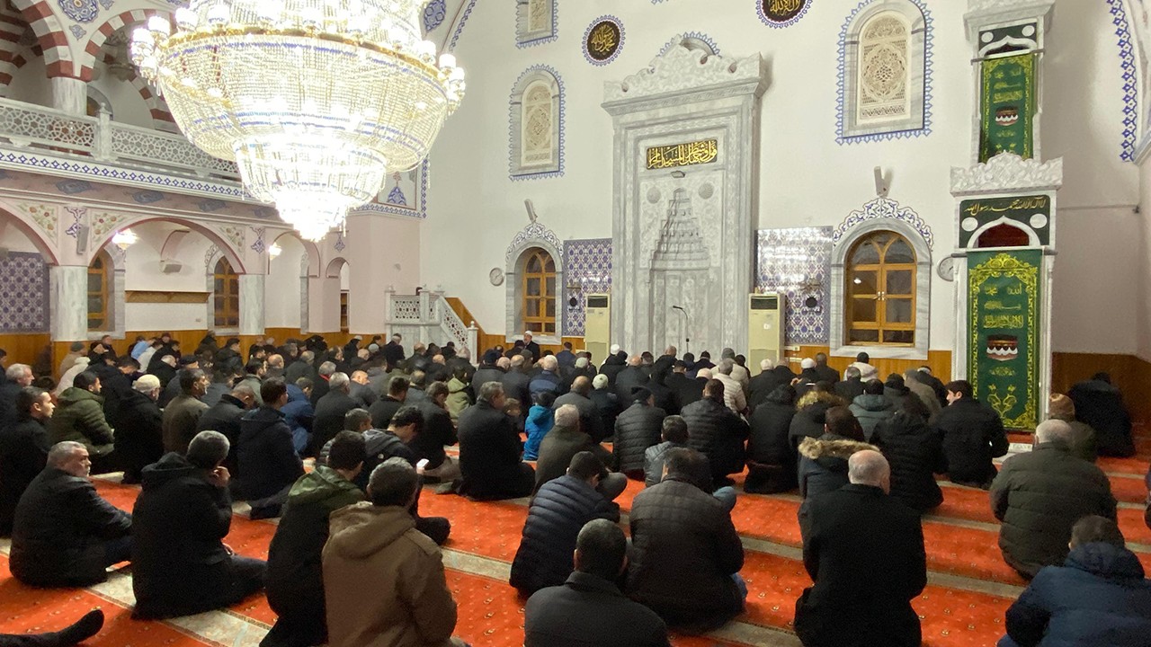 Kulu'da Regaip Kandili'nde vatandaşlar camileri doldurdu