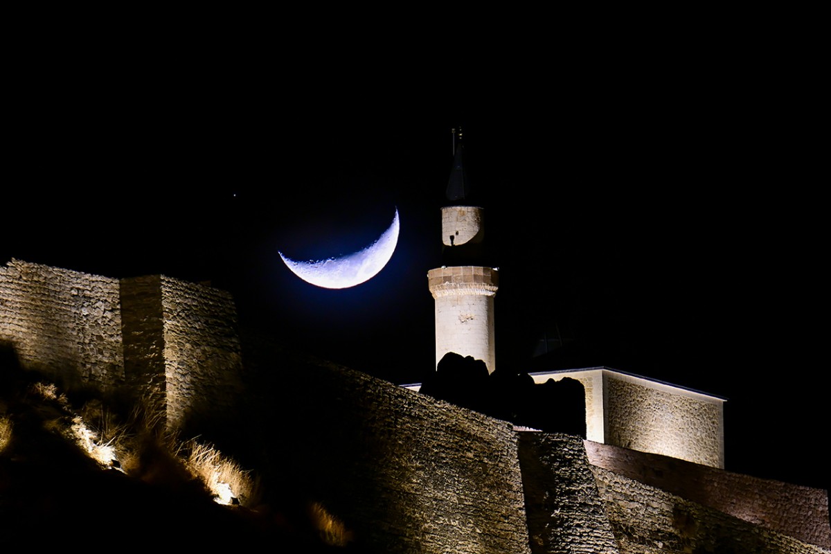 Hilal ve yıldız buluşması Van semalarında görüntülendi
