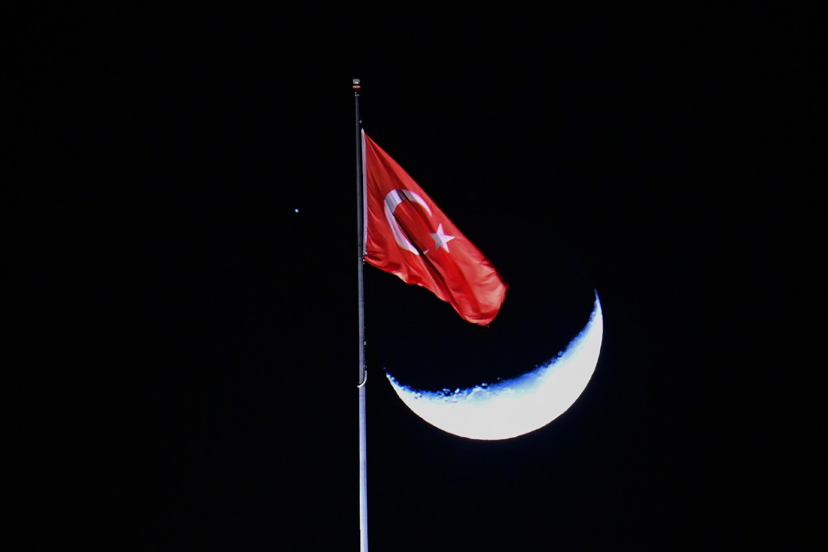 Hilal ve yıldız buluşması Van semalarında görüntülendi