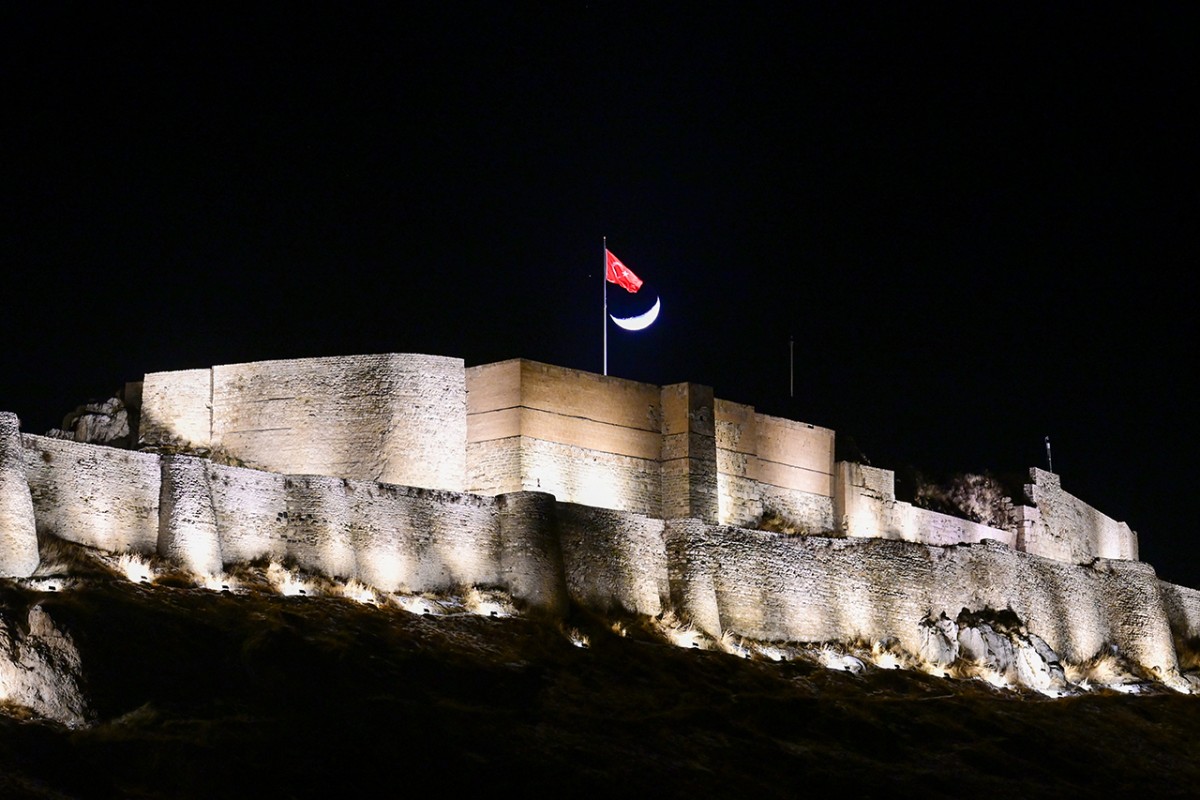 Hilal ve yıldız buluşması Van semalarında görüntülendi