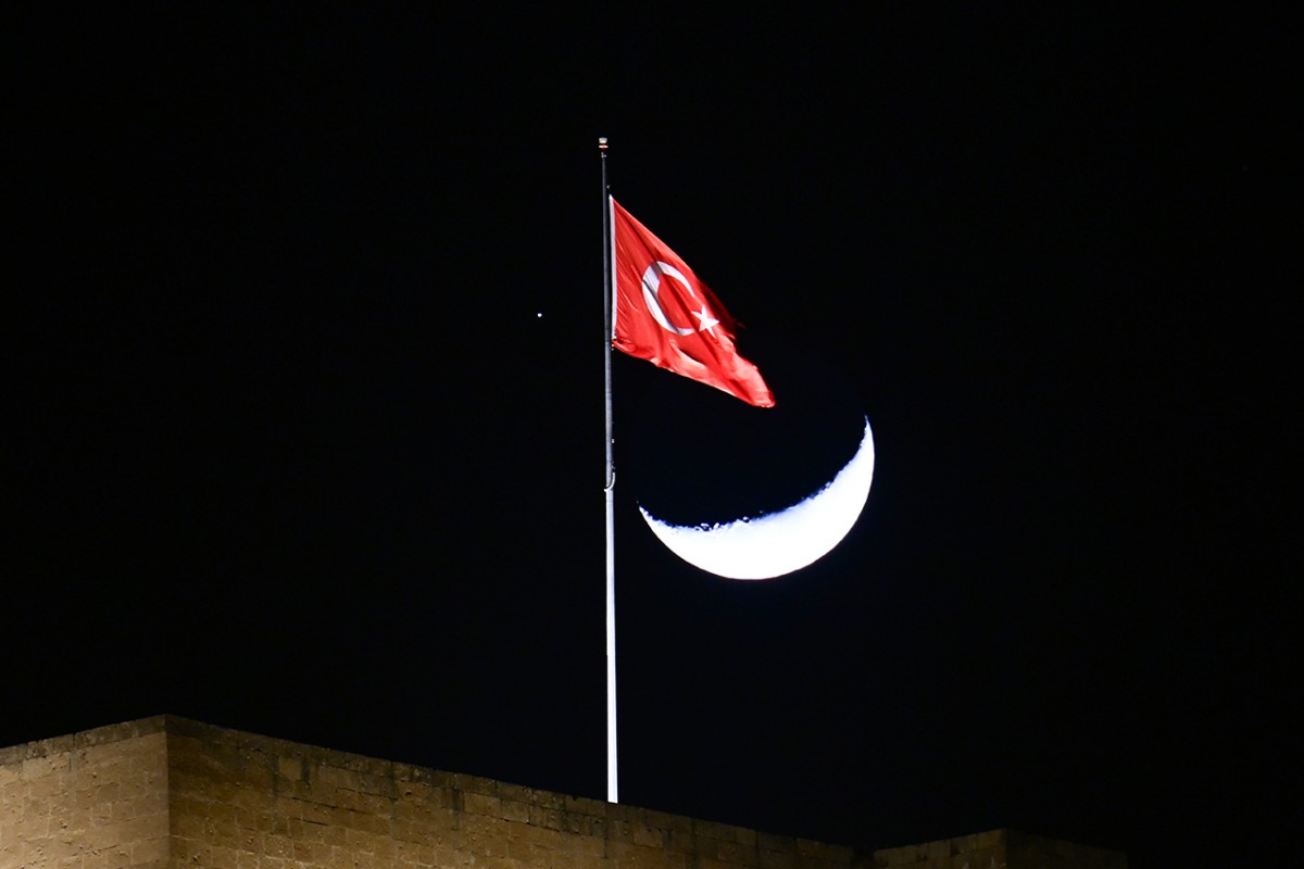 Hilal ve yıldız buluşması Van semalarında görüntülendi