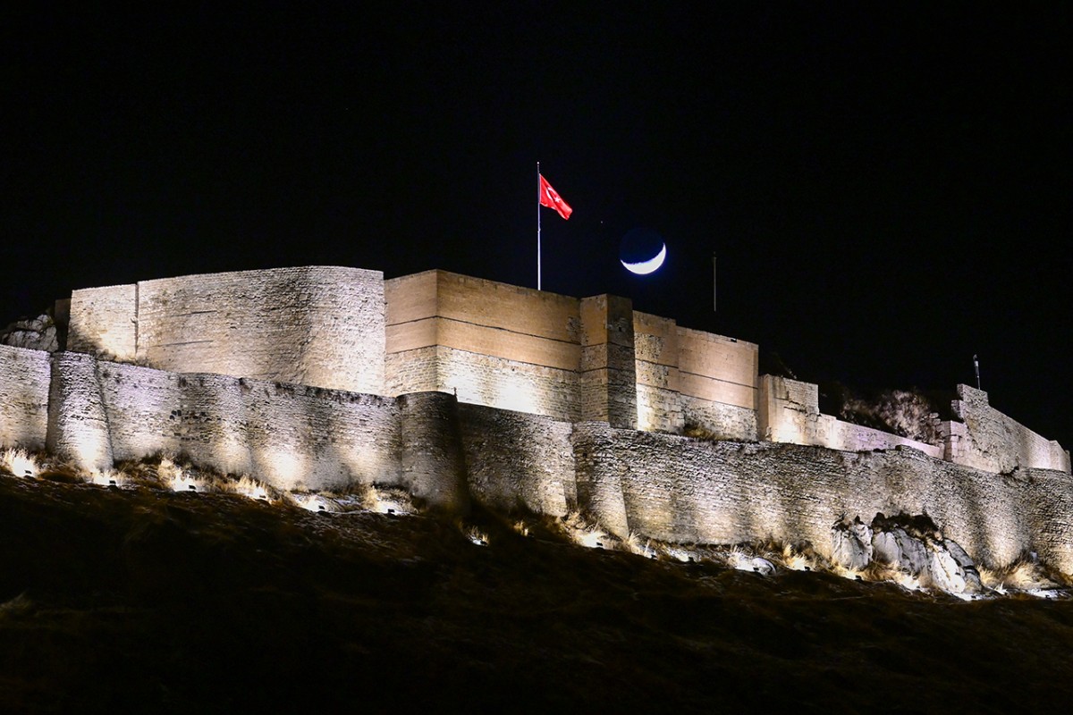Hilal ve yıldız buluşması Van semalarında görüntülendi