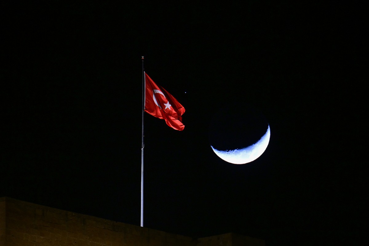 Hilal ve yıldız buluşması Van semalarında görüntülendi