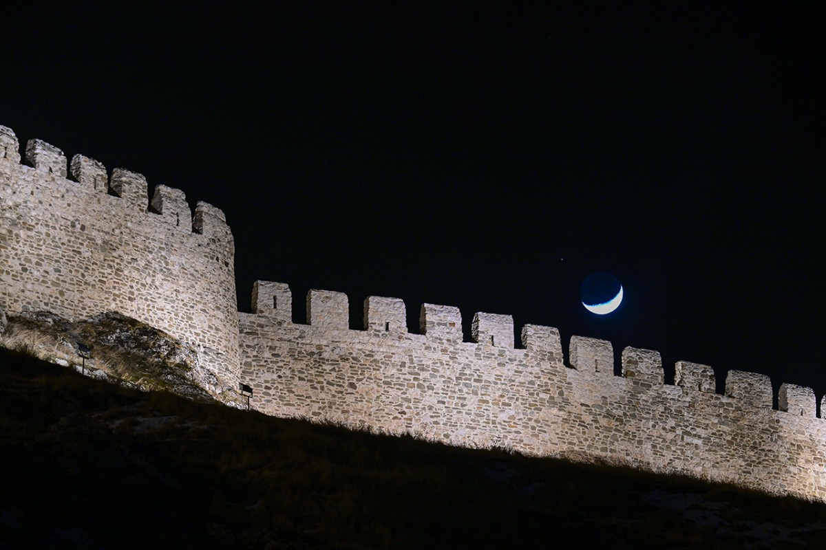 Hilal ve yıldız buluşması Van semalarında görüntülendi