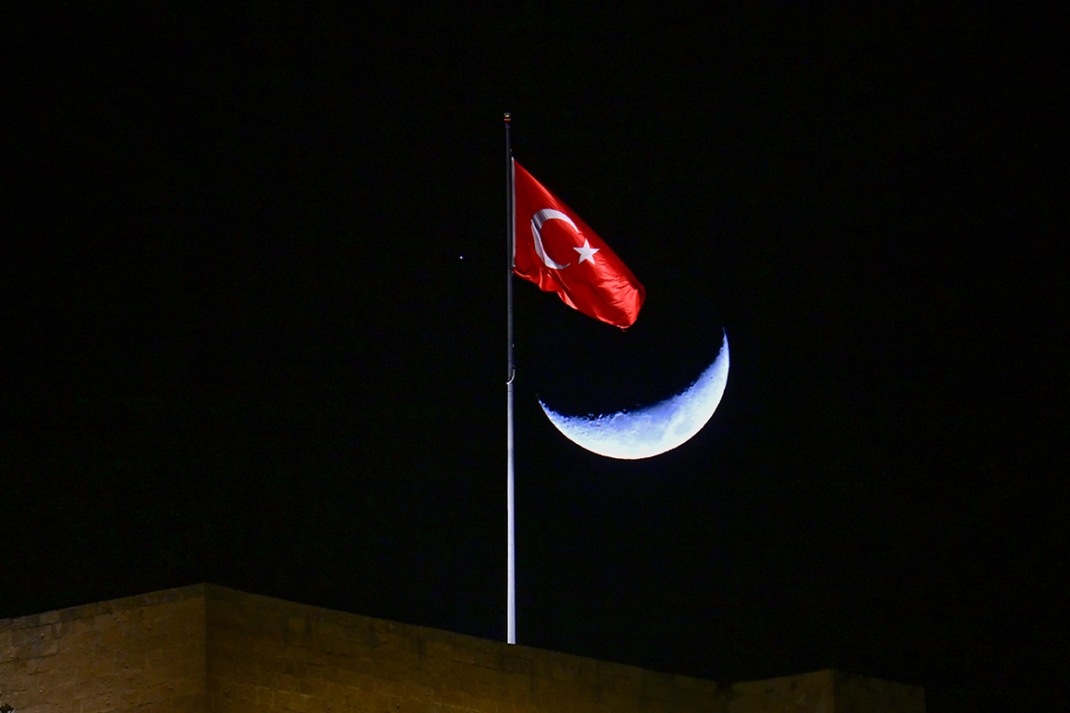 Hilal ve yıldız buluşması Van semalarında görüntülendi