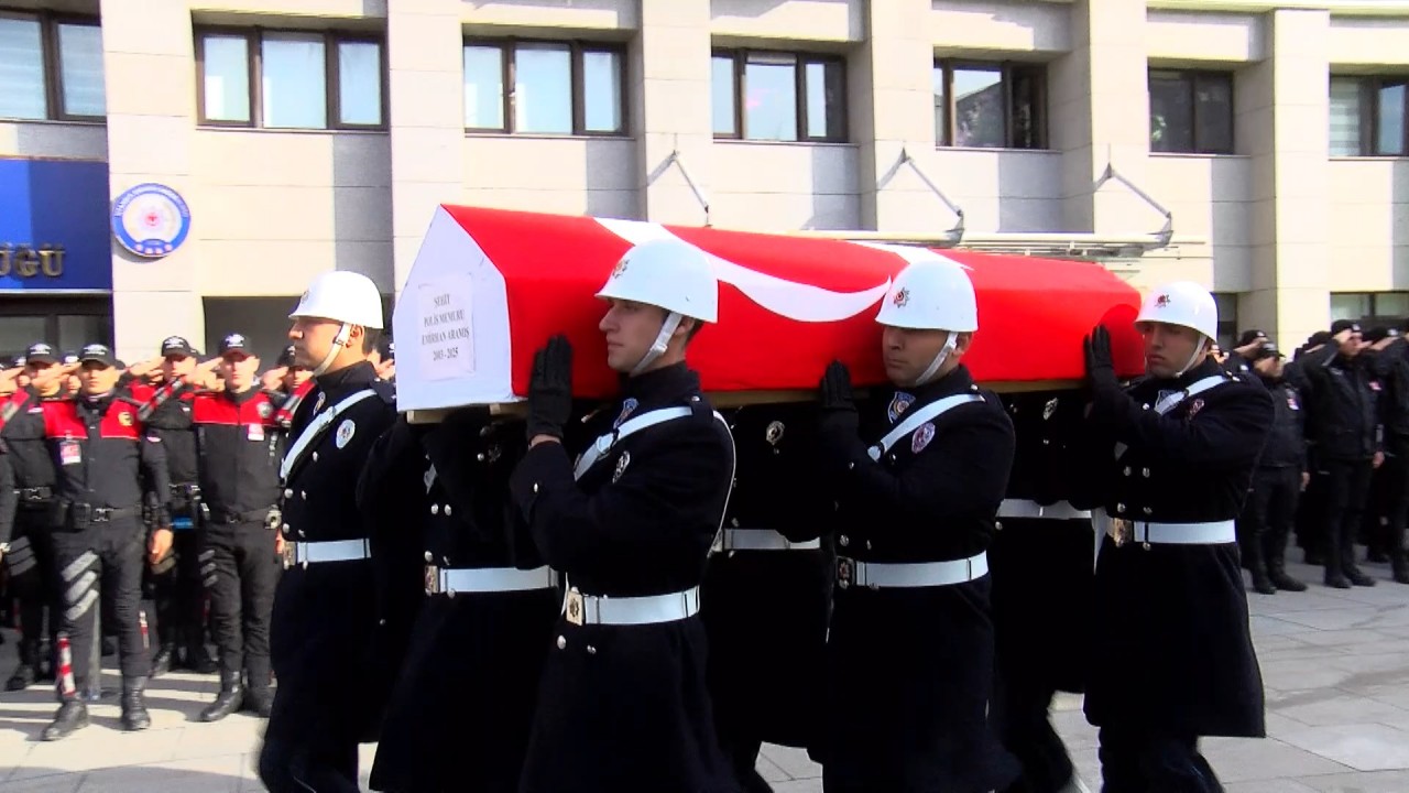 Şehit polis Emirhan Aramış için İstanbul Emniyet Müdürlüğü'nde tören