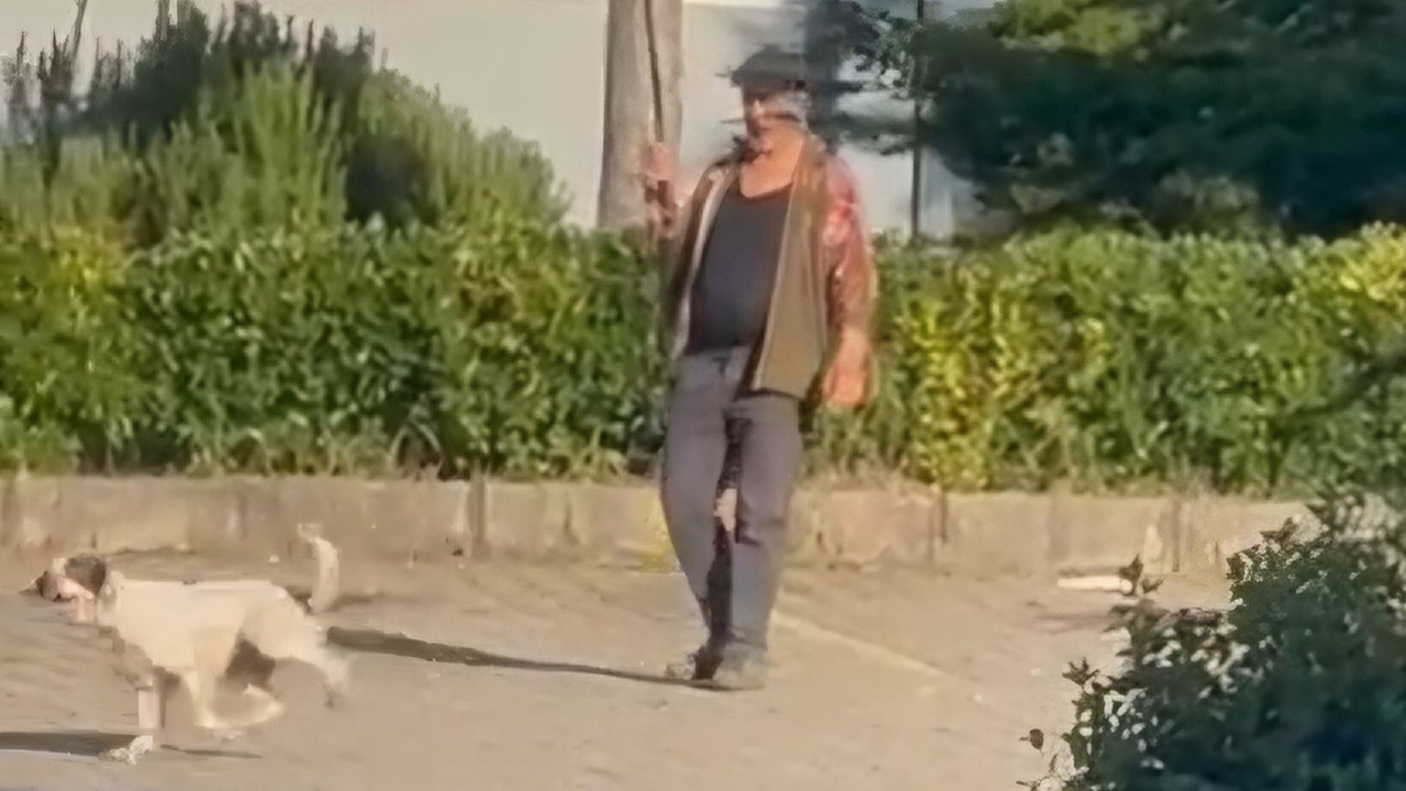 Oltaya bağladığı güvercinle köpeğini eğitti