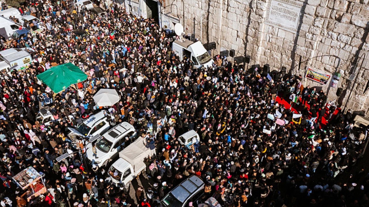 Emevi Camii'nde cuma yoğunluğu