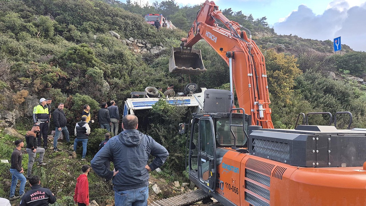 Kamyonet uçuruma yuvarlandı: 3 yaralı