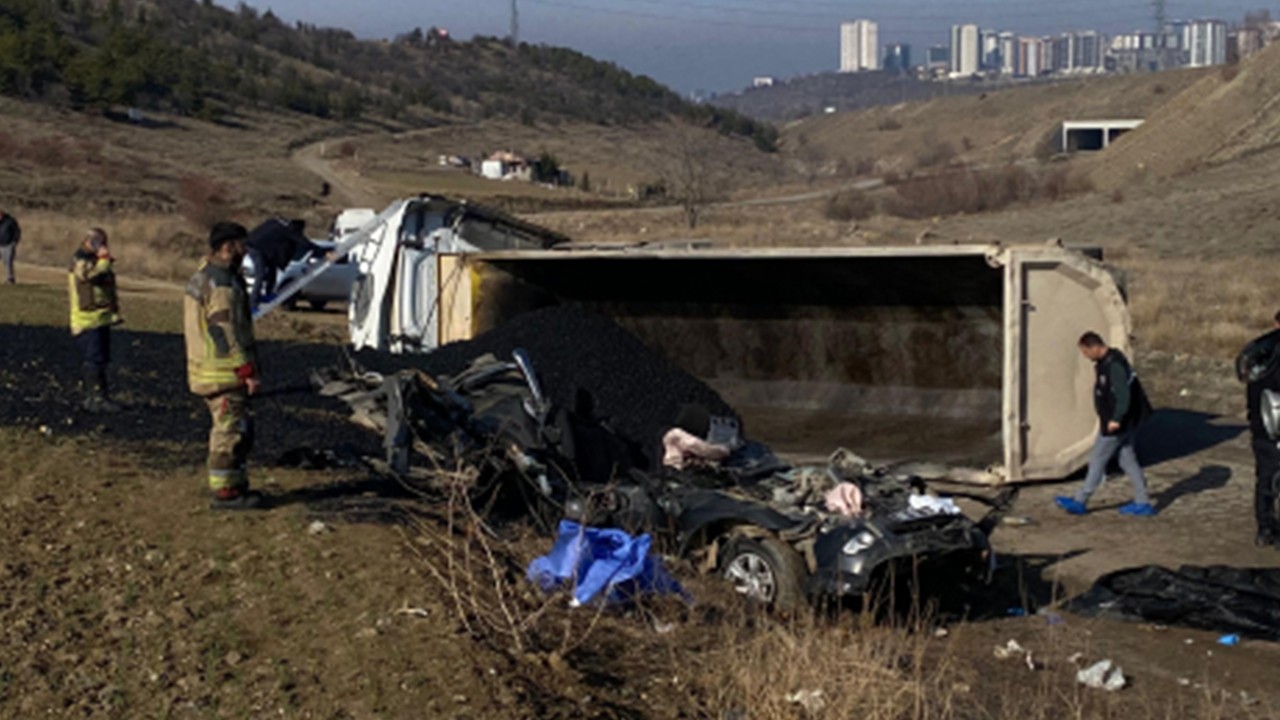 Zift yüklü kamyon kamyonete çarptı: 3 belediye işçisi öldü