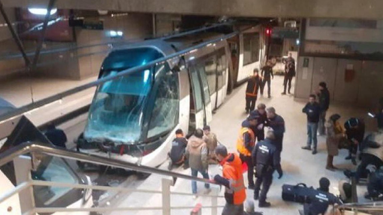 İki tramvay çarpıştı: Çok sayıda yaralı var