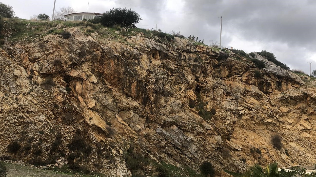 Uçurumdan atlayan 3 çocuk annesi kadın hayatını kaybetti