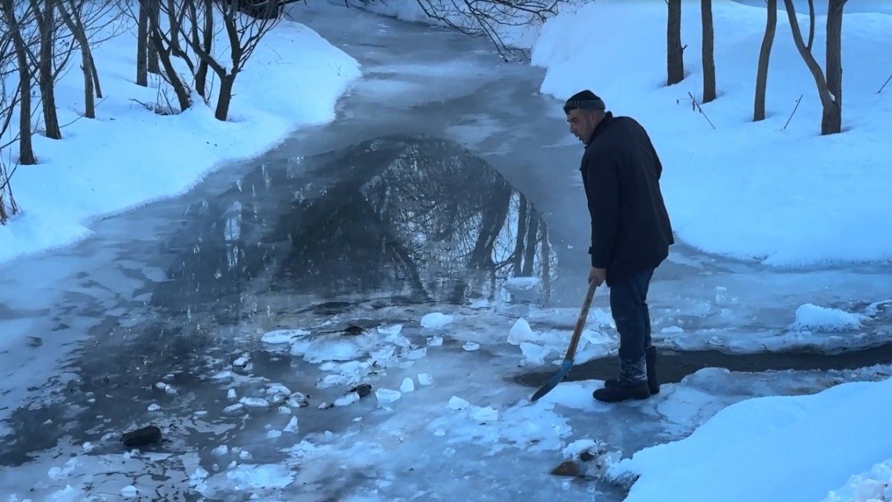 Termometreler eksi 17'yi gösterdi, dere ve göletler dondu
