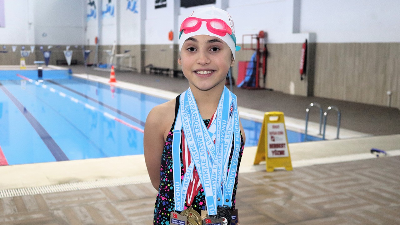 Doktorlar 'Spor yapamaz' dedi, paralimpik yüzücü Miray Türkiye şampiyonu oldu