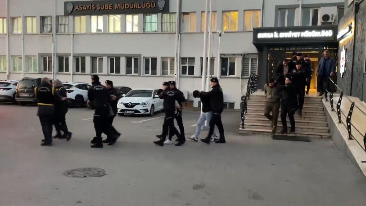 Cinsel saldırının şüphelisini tuttukları tetikçilere vurdurdular