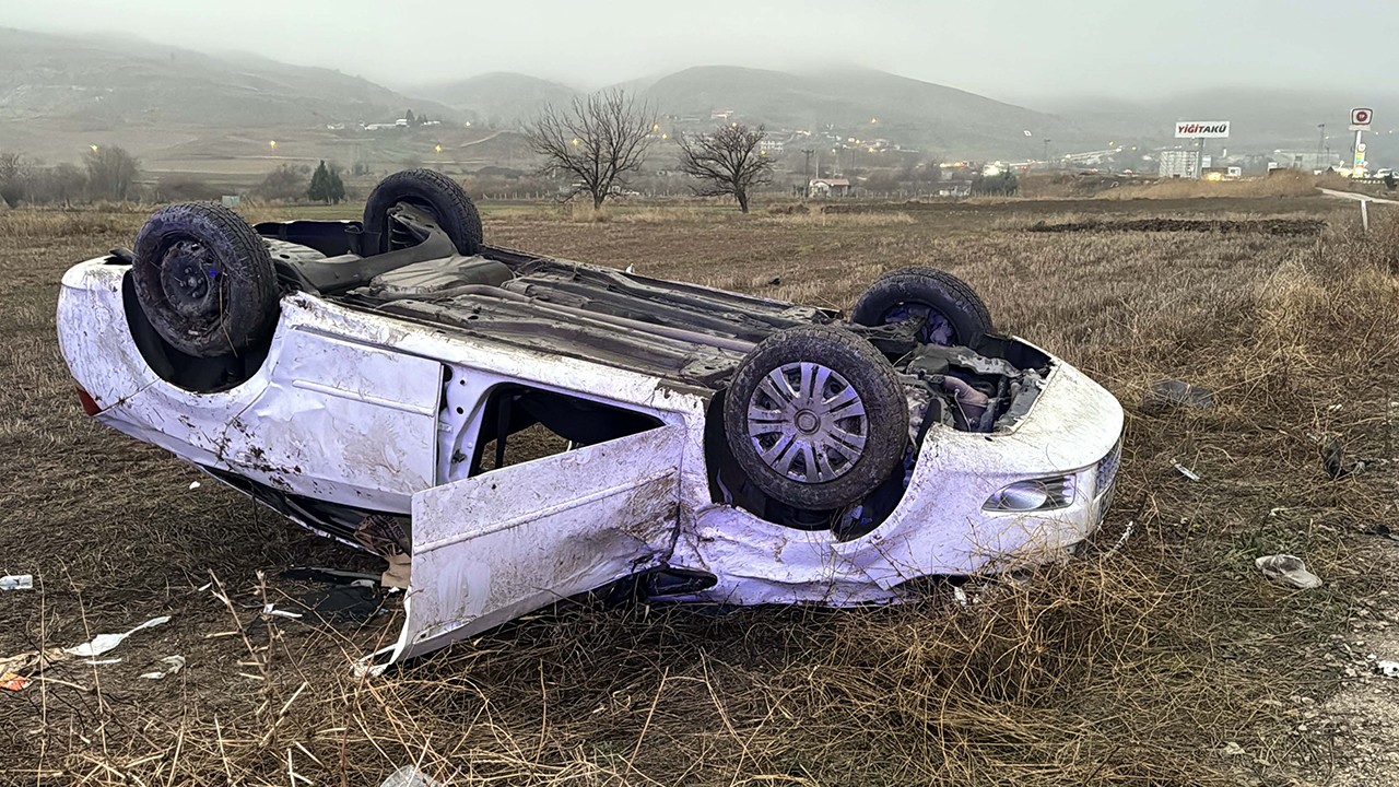 Kontrolden çıkan otomobil devrildi: 1 ölü, 4 yaralı