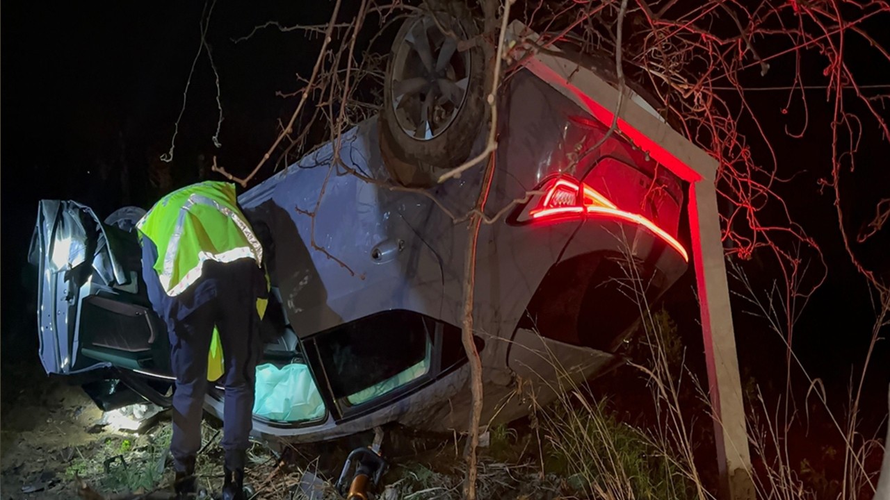 Bahçeye giren otomobilde nişanlısıyla birlikte yaralanan sürücü kurtarılamadı
