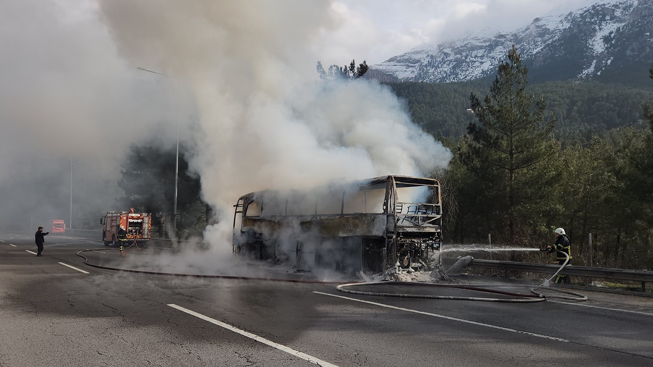 Seyir halindeki yolcu otobüsü alev alev yandı