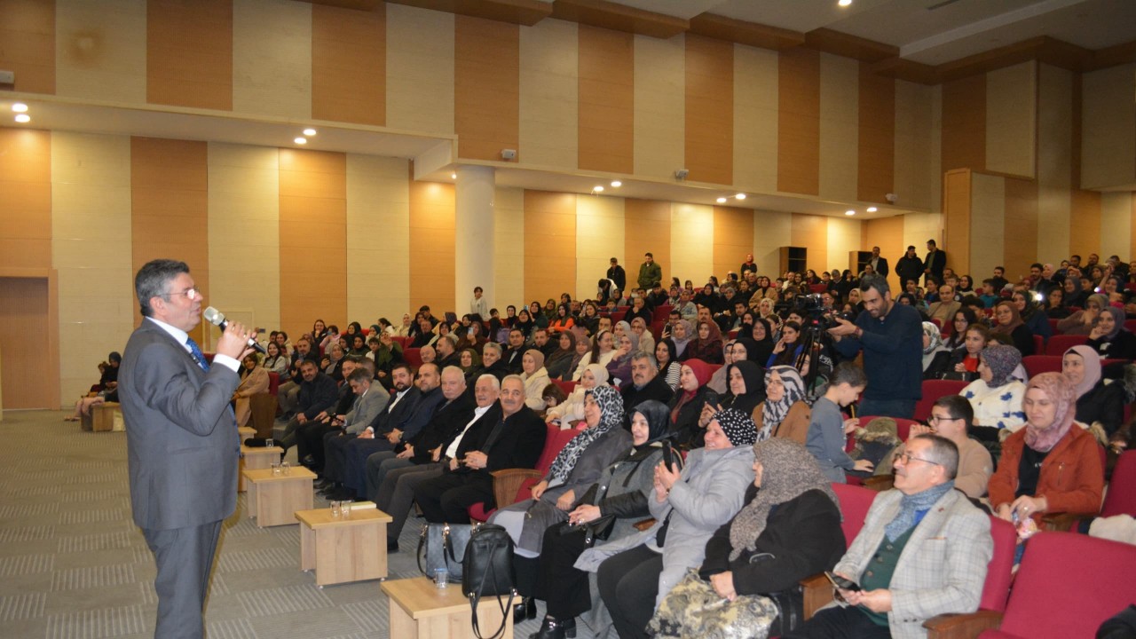 Eğitimci Yazar Alişan Kapaklıkaya Konyalılarla buluştu