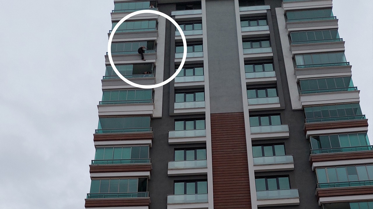 12. katın balkonundan kendini atmaya kalkışan avukat yürekleri ağıza getirdi