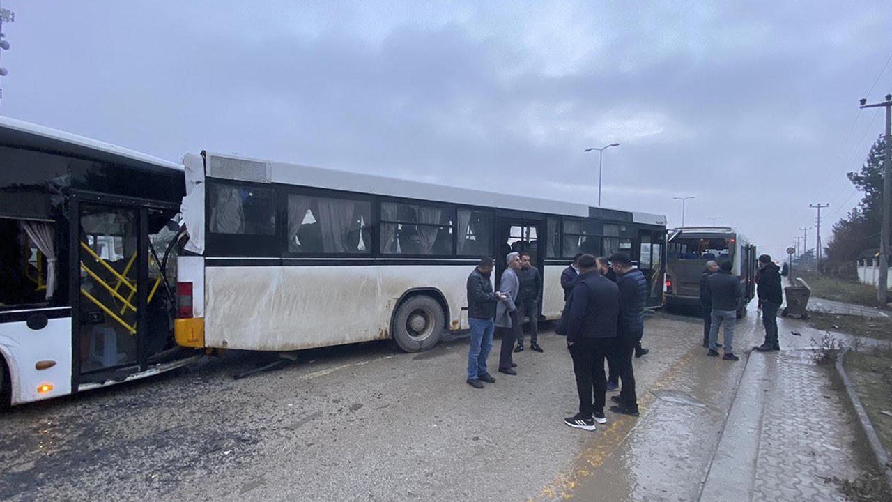 Otobüs ve minibüslerin karıştığı zincirleme kaza: 31 yaralı