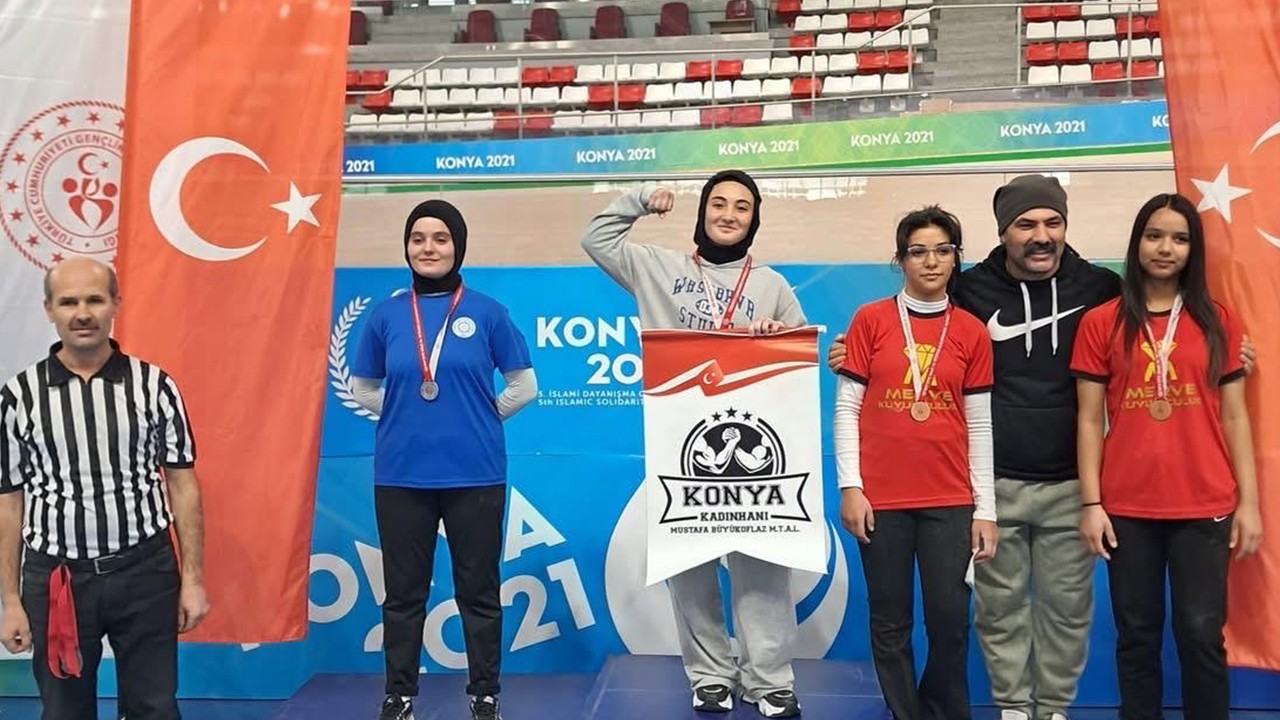 Kadınhanlı 3 lise öğrencisi bilek güreşi müsabalarında derece elde etti