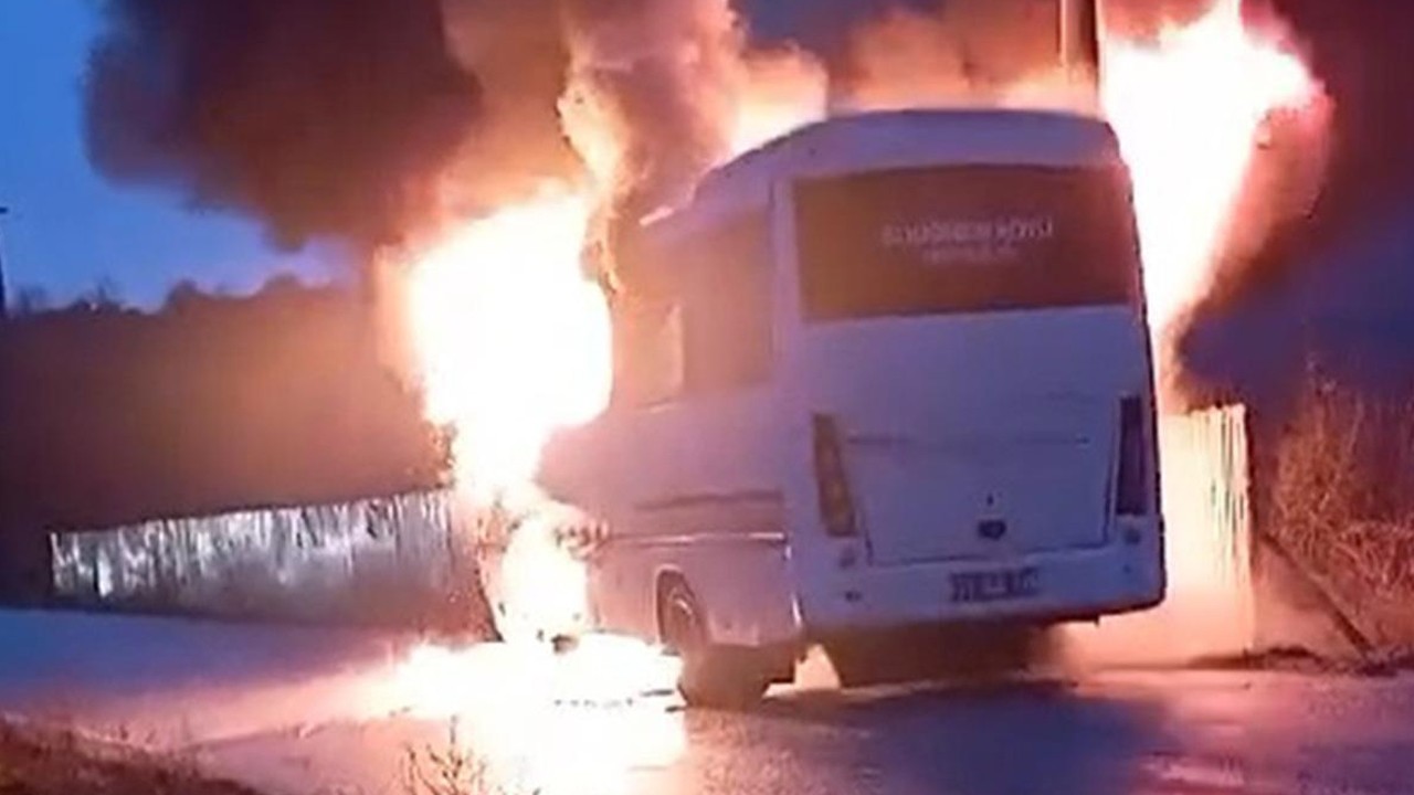 Öğrenci servisinde yangın: Küle döndü