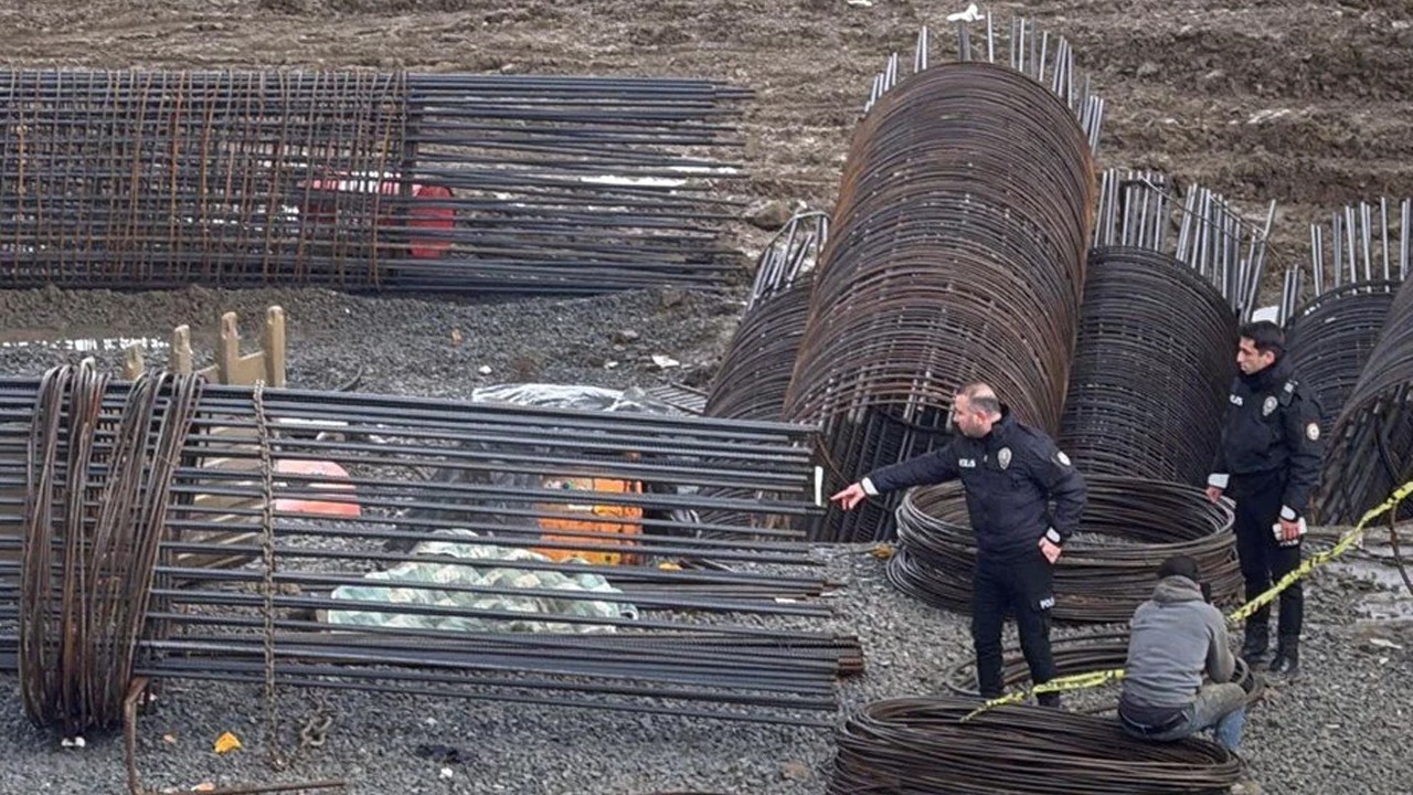 Feci şekilde can verdi! Bir tonluk kepçe kovası üstüne düştü, arkadaşları sinir krizi geçirdi