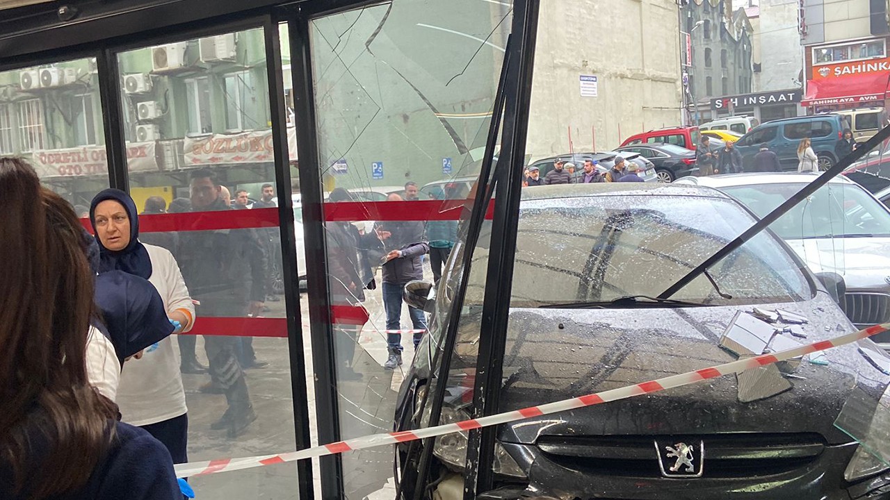 Cipin çarptığı otomobil hastanenin acil servisine girdi: 1 yaralı