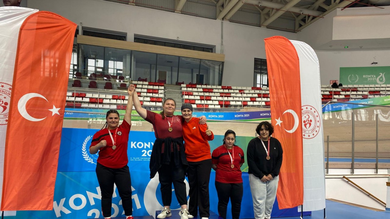 Konya'da 3 lise öğrencisi bilek güreşi müsabakalarında derece elde etti