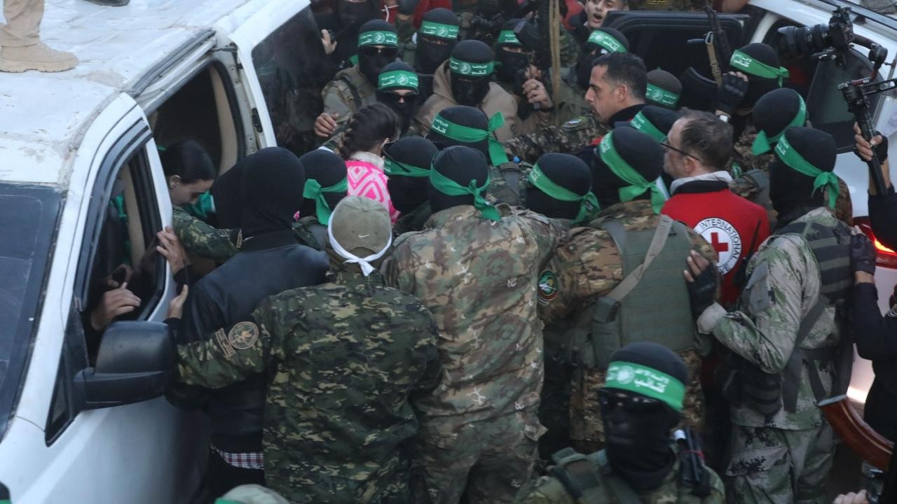 Soykırımcı İsrail, Hamas'ın serbest bıraktığı 3 esiri teslim aldı