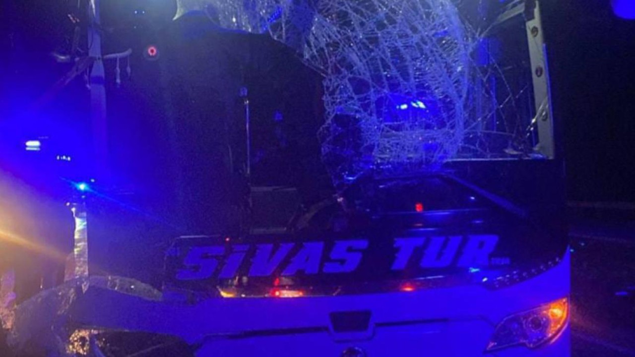 Yolcu otobüsü ile tırın çarpıştığı kazada 1 kişi ölü, 1 kişi yaralı