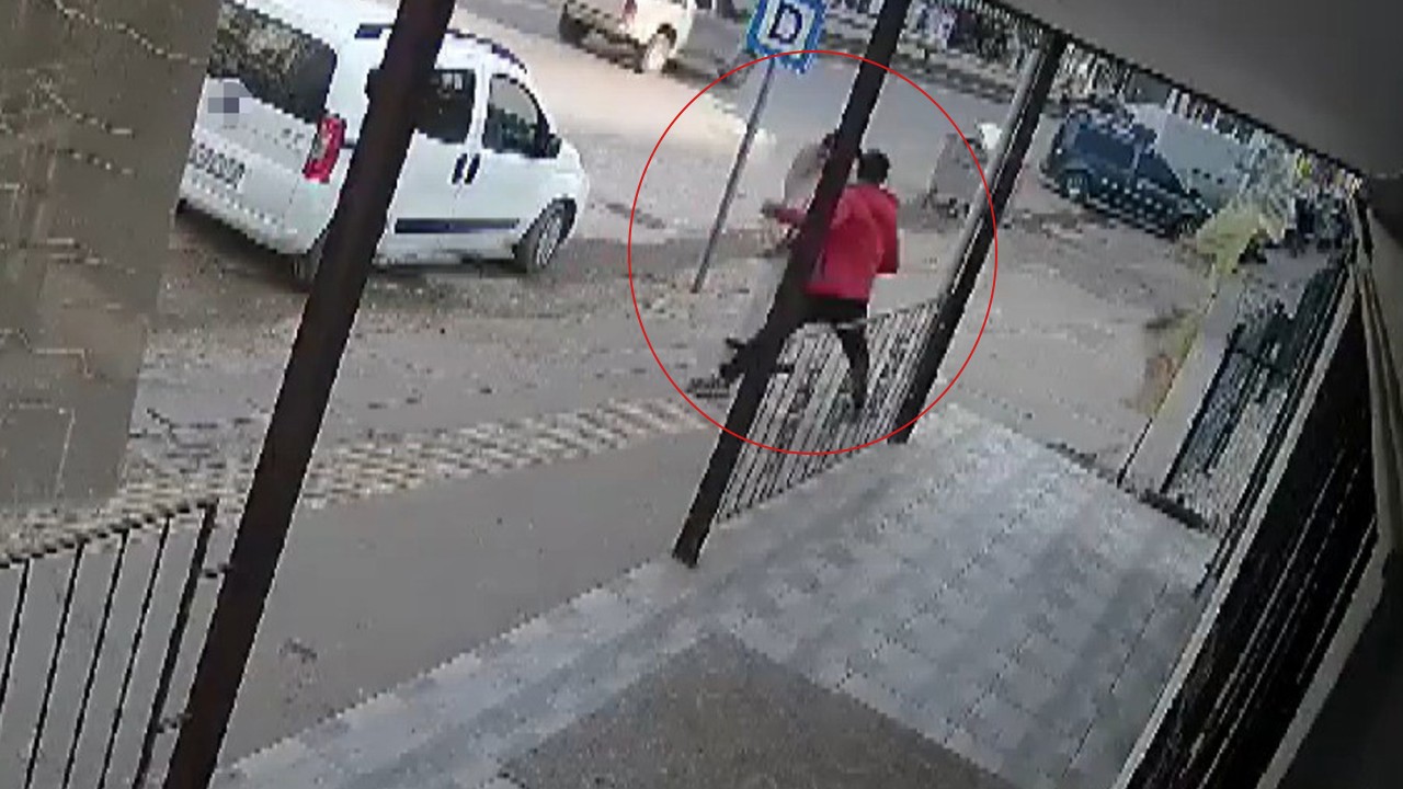 Yolda yürüyen kadına bir anda yumruk attı! O anlar kamerada