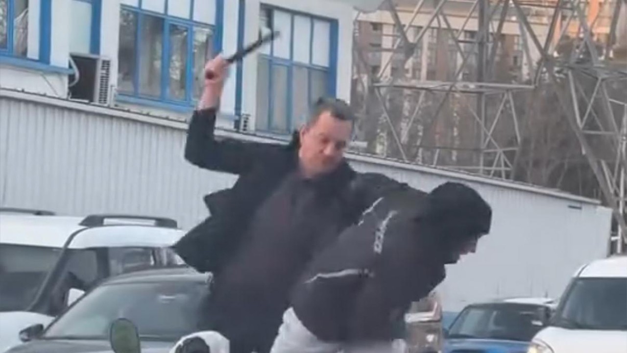 Trafikte korkunç görüntü! Kuryeyi copla dövdü