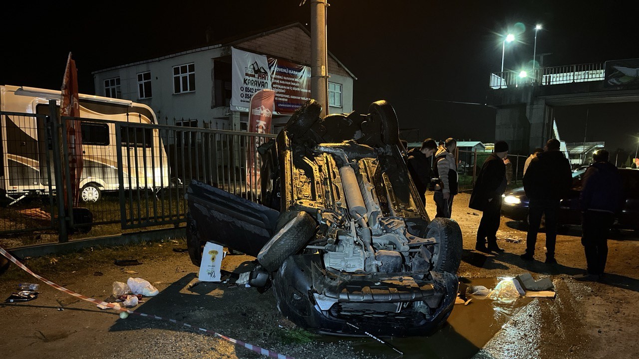 TIR'ın çarptığı hafif ticari araç takla attı: 3 yaralı